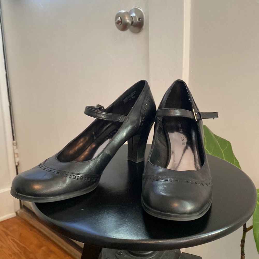 Black Pumps Etienne Aigner buckle straps and loader details